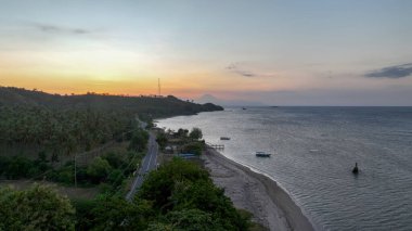 Lombok Adası 'ndaki Senggigi sahilinde günbatımının panoramik görüntüsü.