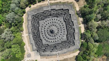 Endonezya 'nın tanınmış turizm merkezlerinden biri olan Borobudur Tapınağı' nın inanılmaz aşağı manzarası.