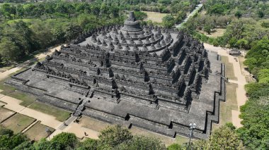 Borobudurs 'un büyük simetrisi ve taş oymaları yukarıdan çekiliyor, tapınakların huşu uyandıran tasarımı ve ruhani geometrisi gözler önüne seriliyor..