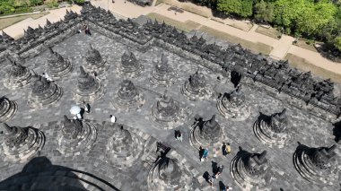 Borobudur 'a hayret edin, bu gökyüzünde, sersemliklerin ve terasların geometrik düzeni büyüleyici bir desen yaratıyor, anıtların ruhani ihtişamını gözler önüne seriyor.