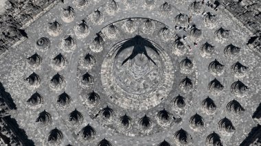 Endonezya 'nın mimari dehasını ve dingin atmosferini yakalayan Borobudur stupalarının bu şaşırtıcı yukarıdan aşağı çekimde mükemmel hizalanması hayret verici..