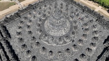Nirvana 'ya giden Budist yolu sembolize eden ikonik merkezi stupanın sayısız küçük stupanın üzerinde yükseldiği görkemli Borobudur' a hayret..