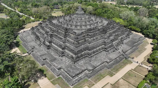 Anıtsal Borobudur, doğa, antik taş işçiliği ve terasları ile dingin bir uyum içinde duruyor ve Budist aydınlanmasının hikayelerini anlatıyor..