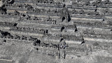Büyüleyici bir hava manzarası, antik mimari ustalığını sergileyerek dünyanın en büyük Budist tapınağı olan Borobudur 'un geometrik koridorlarını ve karmaşık teraslarını gözler önüne seriyor..