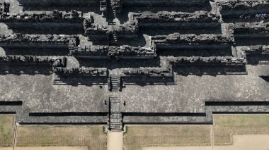 Büyüleyici bir hava manzarası, antik mimari ustalığını sergileyerek dünyanın en büyük Budist tapınağı olan Borobudur 'un geometrik koridorlarını ve karmaşık teraslarını gözler önüne seriyor..