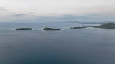 Gili adalarının hava manzarası yemyeşil ve beyaz kumlu kıyılarını gözler önüne seriyor. Adalar Lombok kıyılarında sakin bir şekilde süzülüyor..