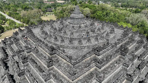 Borobudur görkemli bir şekilde Java topraklarından yükselir, sersemletici katları ve terasları Budist sanatçılık ve adanmışlığı için nefes kesen bir anıt oluşturur..