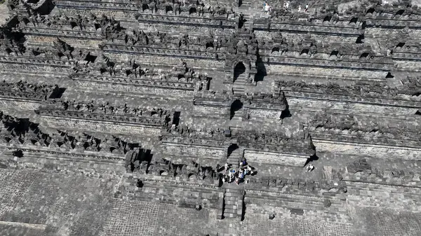 Büyüleyici bir hava manzarası, antik mimari ustalığını sergileyerek dünyanın en büyük Budist tapınağı olan Borobudur 'un geometrik koridorlarını ve karmaşık teraslarını gözler önüne seriyor..