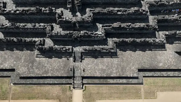 Büyüleyici bir hava manzarası, antik mimari ustalığını sergileyerek dünyanın en büyük Budist tapınağı olan Borobudur 'un geometrik koridorlarını ve karmaşık teraslarını gözler önüne seriyor..