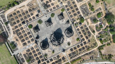 Prambanan Tapınağı 'nın tepeden tırnağa panoramik manzarası, Central Java' da arkeolojik kalıntılar ve yemyeşil yemyeşil ile çevrili ikonik merkezi tapınağı vurguluyor..