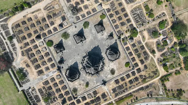 Prambanan Tapınağı 'nın tepeden tırnağa panoramik manzarası, Central Java' da arkeolojik kalıntılar ve yemyeşil yemyeşil ile çevrili ikonik merkezi tapınağı vurguluyor..