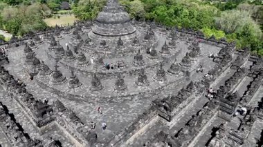 Merkezi Cava 'da, Magelang' daki Borobudur Tapınağı 'na yakın hava görüntüleri. Turistler, Candi 'nin üst terasında salaklar arasında fotoğraf çekiyorlar.