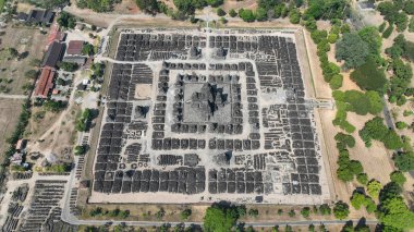 Candi Sewu 'nun tepeden tırnağa manzarası tapınakların ve taş blokların simetrik düzenini vurguluyor ve bu tarihi Hindu tapınağı hakkında eşsiz bir bakış açısı sunuyor..