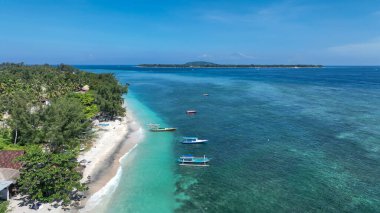 Geleneksel tekneler parıldayan mavilikte yüzerler, sizi dalgaların altındaki tropikal harikaları keşfetmeye ve bu adanın sakin sahil şeridinin tadını çıkarmaya davet ederler..