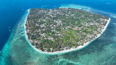 Lombok, Endonezya 'daki Gili adalarının insansız hava aracı görüntüsü. Gili Trawangan, Gili Meno ve Gili Air 'in gündüz panoraması. Temiz mavi su, mercan resifleri ve beyaz kumlu plajlar. Yukarıdan gelen tropik cennet.