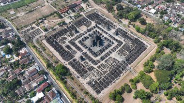 Candi Sewu 'nun havadan görünüşü, merkezi Cava' nın göbeğindeki köyler ve yeşil ağaçlarla çevrili engin geometrik yapısını ve antik taş kalıntılarını gözler önüne seriyor..