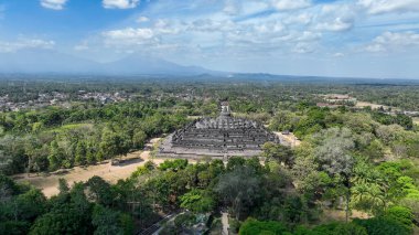 Borobudur Tapınağı ve Mount Merapi dron kadeh Doğu Java, Endonezya arka planda çarpıcı.