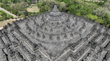 Borobudur görkemli bir şekilde Java topraklarından yükselir, sersemletici katları ve terasları Budist sanatçılık ve adanmışlığı için nefes kesen bir anıt oluşturur..