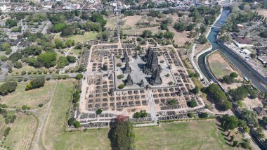Majestic Candi Prambanan bu çarpıcı insansız hava aracı çekiminde düzlüklerden yükseliyor ve Endonezya 'nın en büyük Hindu tapınağı kompleksinin karmaşık planını ve ihtişamını gözler önüne seriyor..