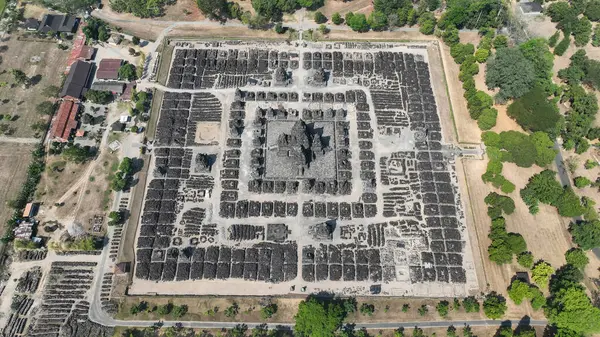 Candi Sewu 'nun tepeden tırnağa manzarası tapınakların ve taş blokların simetrik düzenini vurguluyor ve bu tarihi Hindu tapınağı hakkında eşsiz bir bakış açısı sunuyor..