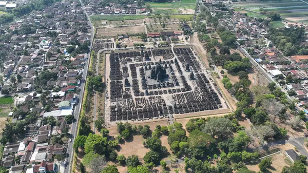 Candi Sewu, Orta Cava 'daki yerel köyler ve yeşil parklarla çevrili antik tapınakları ve geometrik yerleşimi ile büyük taştan bir labirentin tam ortasında duruyor..