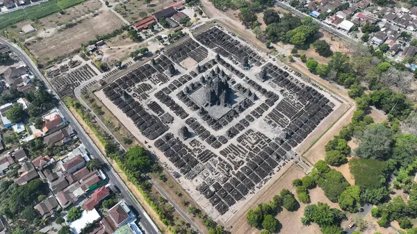Candi Sewu 'nun havadan görünüşü, merkezi Cava' nın göbeğindeki köyler ve yeşil ağaçlarla çevrili engin geometrik yapısını ve antik taş kalıntılarını gözler önüne seriyor..