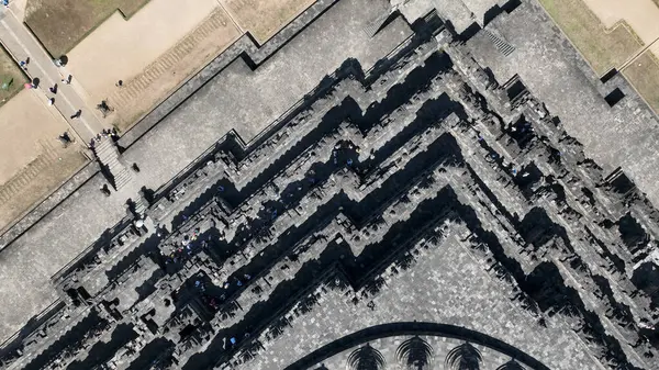 Tepe-aşağı detaylı casus uçak atış Borobudur Tapınağı Doğu Java, Endonezya köşesinin.