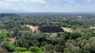 Dünyanın en büyük Budist tapınağı olan Borobudur 'un havadan görünüşü