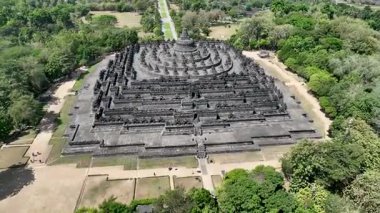 Candi Borobudur Tapınağı etrafında saat yönünün tersine 360 derece dönüş - üç bölümün ilki