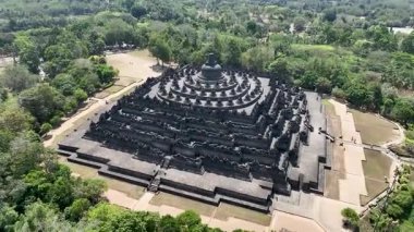 Dünyanın en büyük Budist tapınağı olan Borobudur 'un nefes kesici hava manzarası, bereketli Java ormanından görkemli bir şekilde yükseliyor. Antik anıtlar ikonik katlar ve merkez stupa yeryüzüne hakim.