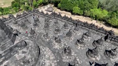 Borobudur 'teki taş taş kapaklarının havadan kapatılması büyüleyici simetriyi ve antik tapınakların üst teraslarının karmaşık detaylarını gözler önüne seriyor.