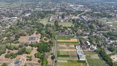 Candi Bubrah, Candi Lumbung ve Candi Sewu 'nun nefes kesici hava manzarası, Yogyakarta yakınlarındaki yemyeşil yemyeşil budist tapınakların arasına kurulmuş, Java' nın zengin ruhsal mirasını sergiliyor..