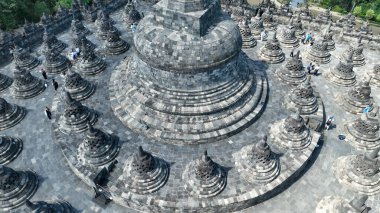 Havadan bakıldığında, ana büyük stupanın etrafında, merkezi yapının detaylı bir şekilde kapatılmış taş çıkıntıları görülüyor. En büyük stupa etrafında benzersiz stupa düzeni vurgulanmıştır.