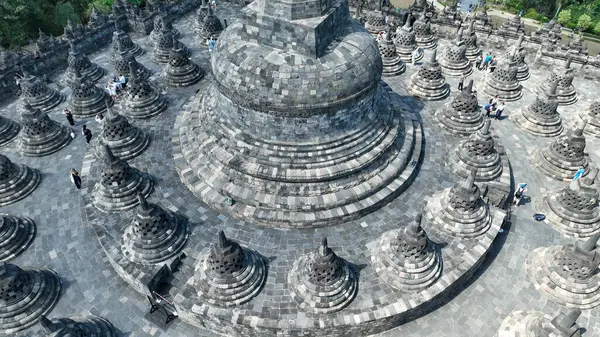 Havadan bakıldığında, ana büyük stupanın etrafında, merkezi yapının detaylı bir şekilde kapatılmış taş çıkıntıları görülüyor. En büyük stupa etrafında benzersiz stupa düzeni vurgulanmıştır.