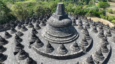 Borobudur 'un görkemli merkezi, bu antik Endonezya başyapıtında aydınlanmaya giden Budist yolunu sembolize eden çan şekilli stupalarla çevrili eşmerkezli terasların üzerinde yükselir..
