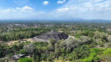 Borobudur Tapınağı ve Mount Merapi dron kadeh Doğu Java, Endonezya arka planda çarpıcı.