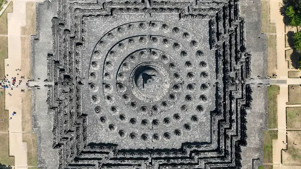 Borobudur 'un büyüleyici hava görüntüsü, Budist evrenini ve Java' nın kalbindeki ruhani yolculuğunu sembolize eden karmaşık mandala tasarımını gözler önüne seriyor..