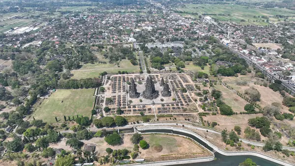 Endonezya 'nın en büyük Hindu tapınağı olan Prambanan Tapınağı' nın nefes kesen hava manzarası. Yeşillik ve Orta Cava 'nın canlı manzarası ile çevrili..