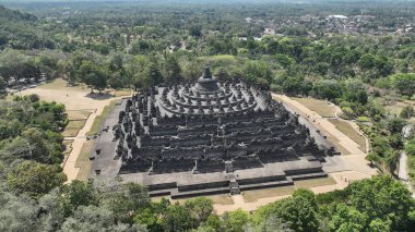 Dünyanın en büyük Budist tapınağı olan Borobudur 'un nefes kesici hava manzarası, bereketli Java ormanından görkemli bir şekilde yükseliyor. Antik anıtlar ikonik katlar ve merkez stupa yeryüzüne hakim..