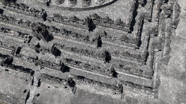 Labirent koridorları ve Borobudur 'un detaylı taş işçiliği yukarıdan ele geçirilerek tapınakların etkileyici boyutları ve kutsal tasarımın karmaşıklığı vurgulandı..