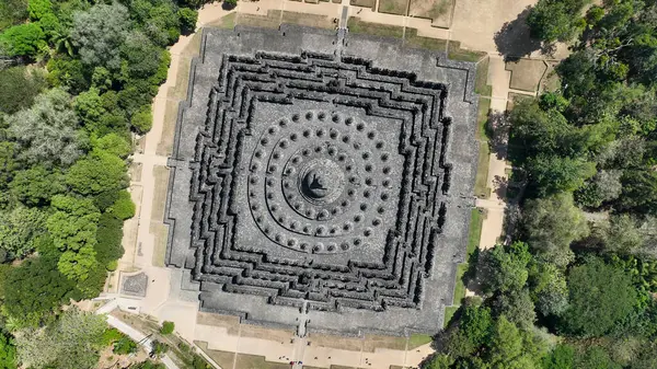 Borobudurs ikonik silueti tropikal yeşillikler, eşmerkezli terasları ve stupaları arasında duruyor. Ziyaretçileri Orta Cava 'daki en büyük Budist anıtını keşfetmeye davet ediyor..