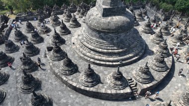 Havadan bakıldığında, ana büyük stupanın etrafında, merkezi yapının detaylı bir şekilde kapatılmış taş çıkıntıları görülüyor. En büyük stupa etrafında benzersiz stupa düzeni vurgulanmıştır.