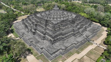 Anıtsal Borobudur, doğa, antik taş işçiliği ve terasları ile dingin bir uyum içinde duruyor ve Budist aydınlanmasının hikayelerini anlatıyor..