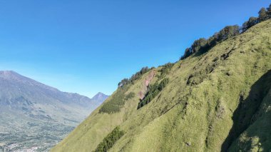 Sembalun 'dan, dik otlak tepeler boyunca uzanan manzara uzak volkanik tepelere kadar uzanır. Dokunulmamış manzara yürüyüş ve doğa aşıkları için mükemmeldir..
