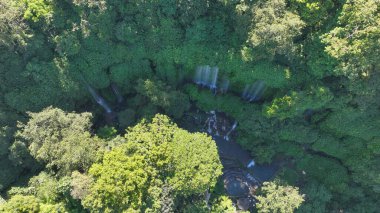 Lombok tropikal ormanda Benang Kelambu şelale havadan görünümü, Endonezya.