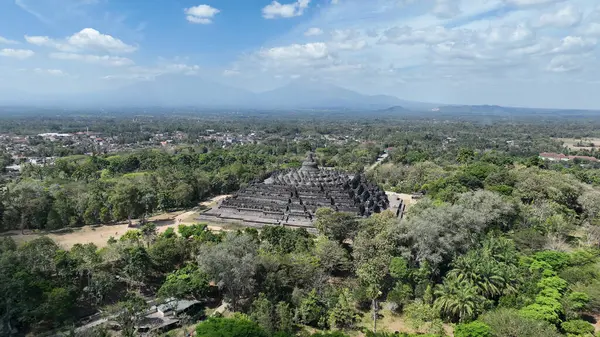 Borobudur Tapınağı ve Mount Merapi dron kadeh Doğu Java, Endonezya arka planda çarpıcı.