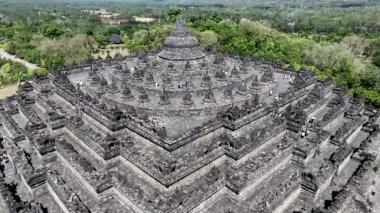 Doğu Java, Endonezya 'daki Borobudur Tapınağı' nın köşesindeki insansız hava aracı görüntüleri.