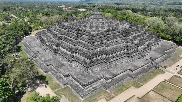 Yogyakarta Java Endonezya 'daki Borobudur Tapınağı. Borobudur Tapınağı Endonezya 'nın en çok ziyaret edilen tapınaklarından biridir..