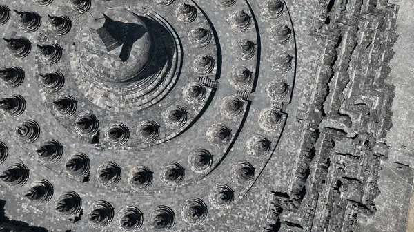 Borobudur 'un büyüleyici hava manzarası, bu antik Budist anıtının karmaşık geometri ve ruhani ihtişamını gözler önüne sererek ikonik eşmerkezli teraslarını ve stupasını gözler önüne seriyor..