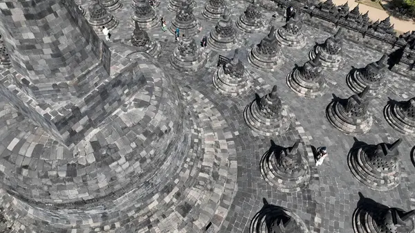 İçinde Buda 'nın olduğu bir sürü çan. Yogyakarta 'daki Borobudur Tapınağı, Java, Endonezya.